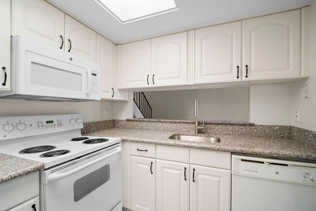 Building Photo - Beautiful Two-story condo 2bedrooms 2 bath...