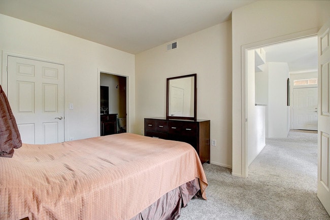 Building Photo - 3830 E Lakewood Parkway East