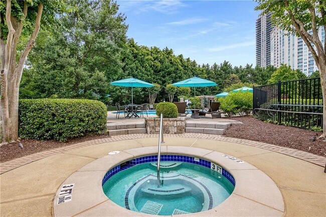 Building Photo - 700 Park Regency Pl NE