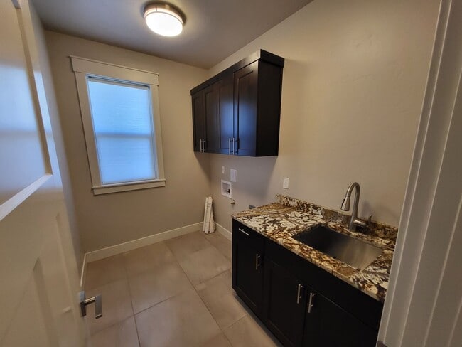 Building Photo - 4581 SW Zenith Point Ct