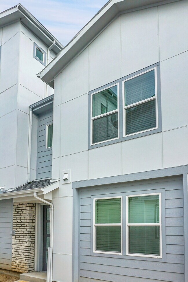 Building Photo - $2,350- 3 Bed 2.5 Bath Townhome in CO Springs with Central AC, and In Unit Laundry!