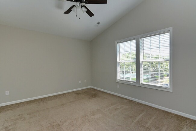 Building Photo - Beautiful 2 bed 2.5 bath Condo. Move-in Re...