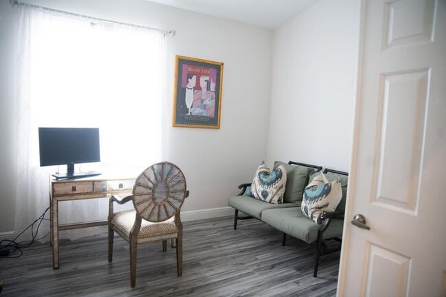 Building Photo - 9825 Mantova Dr