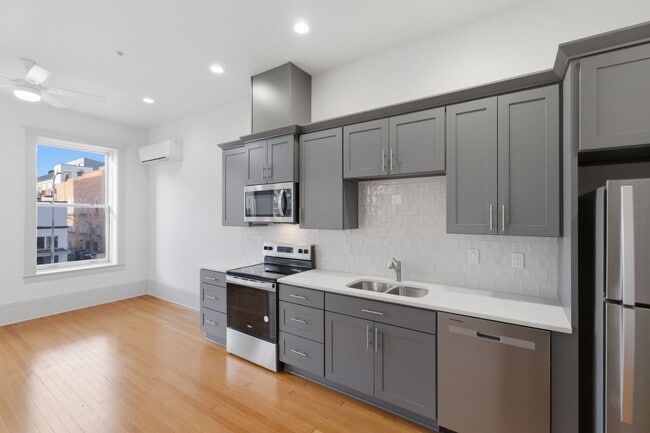 Building Photo - MOVE IN SPECIAL - NEWLY RENOVATED DOWNTOWN SALEM ONE BEDROOM