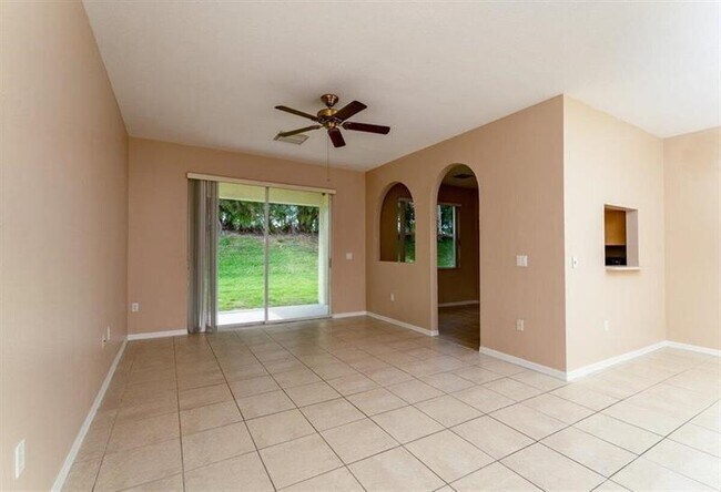 Building Photo - 806 SW Rocky Bayou Terrace