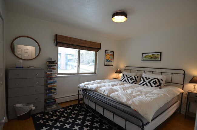 Building Photo - Move in special! Long Term! Furnished! Bus Route! Heat included! Pets negotiable!