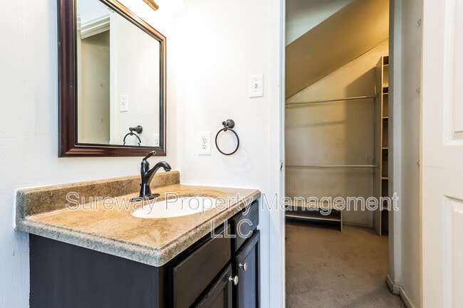 Building Photo - 806 Gregorys Way