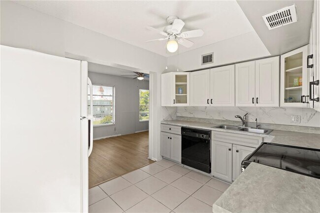 Building Photo - 2428 Columbia Dr