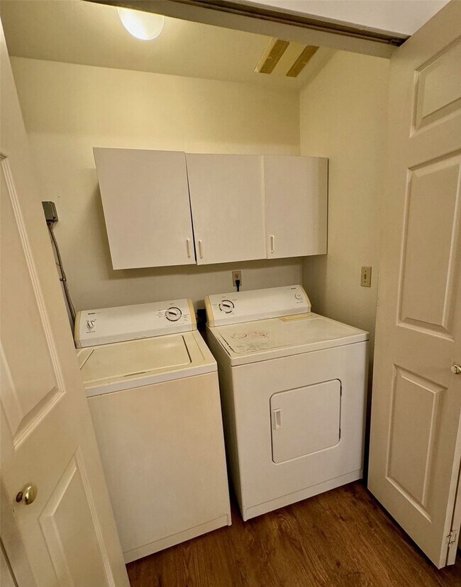 Building Photo - Gorgeous 2-Bedroom, 1-Bathroom Condo for Rent