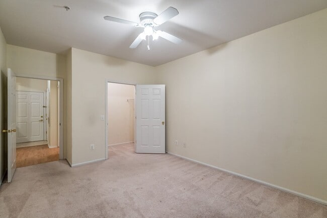 Building Photo - Beautiful 2 Bed 2 Bath Condo Beautiful Com...