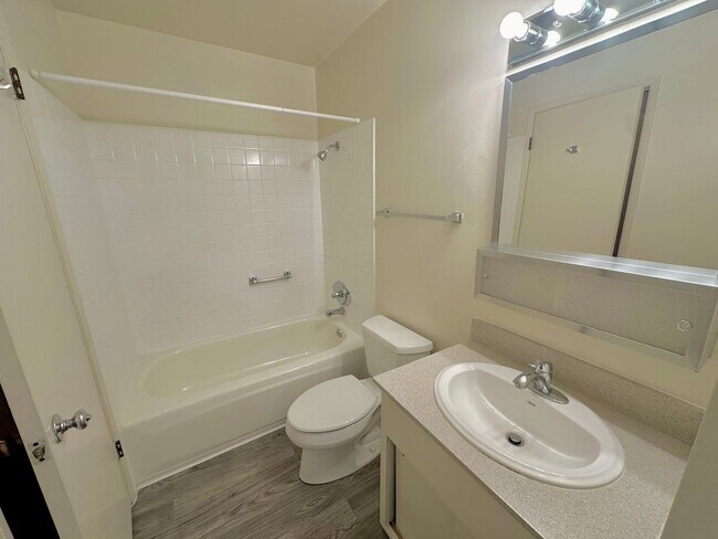 Building Photo - $500 OFF FIRST MONTH RENT!!! AVAILBLE NOW! TOP FLOOR Condo Available in Watergate Community/Emery...