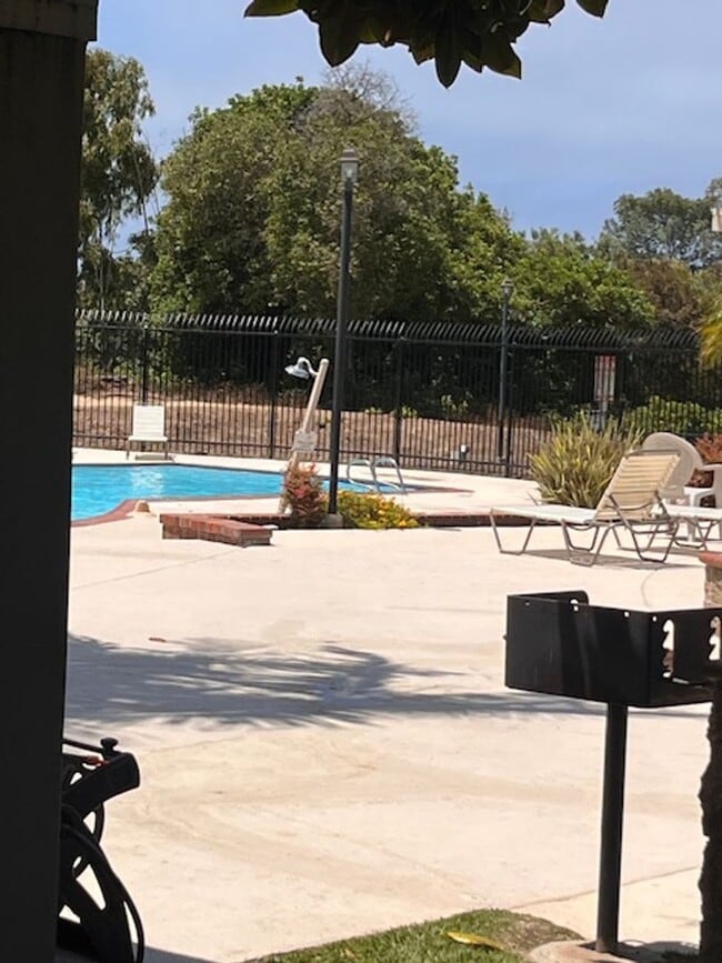 Building Photo - 3 bed 1.5 bath 2 story condo in Park Place...