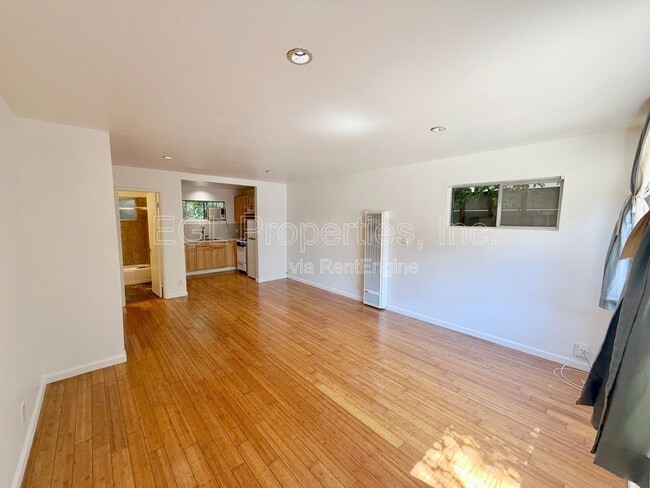 Building Photo - 362 N San Vicente Blvd