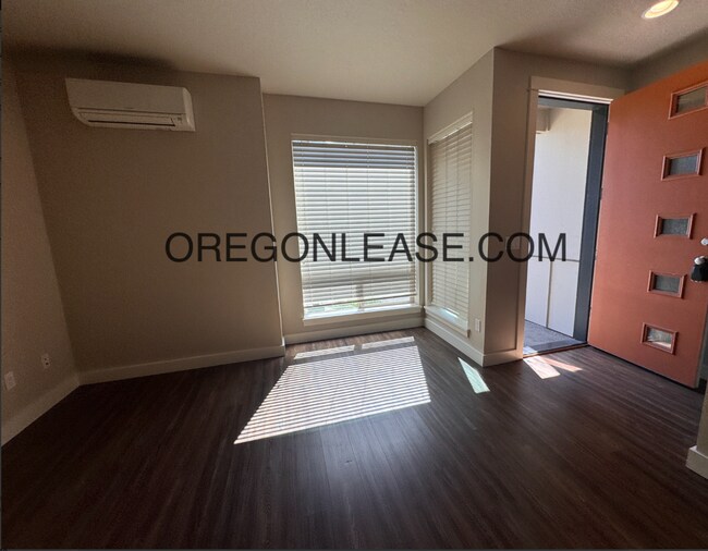 Building Photo - 2 bedroom 2.5 bath End Unit townhouse in Cal Young Area