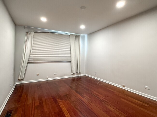 Building Photo - 160 W Burton Pl