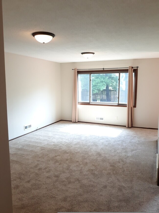 Building Photo - Great location *4Bed*2Bath home in Cottage Grove. Avail NOW.