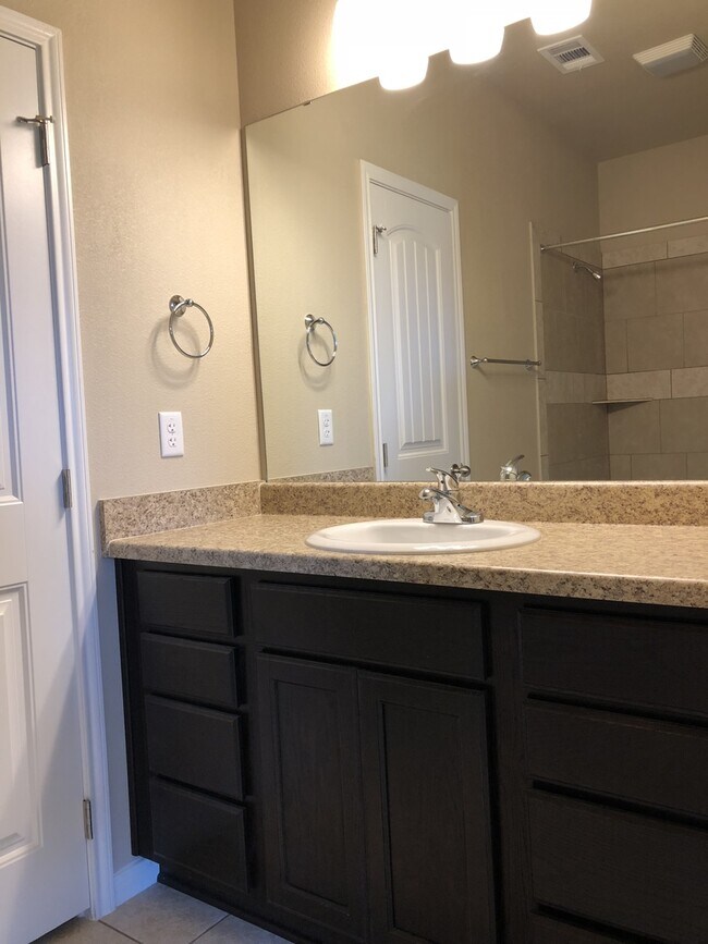 Building Photo - Amazing Like New Duplex close to Fort Hood