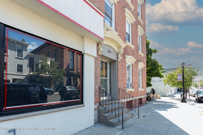 Building Photo - 324 Warren St