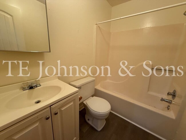 Building Photo - Comfortable 2 Bedroom Living with All Utilities Included on Oakcroft