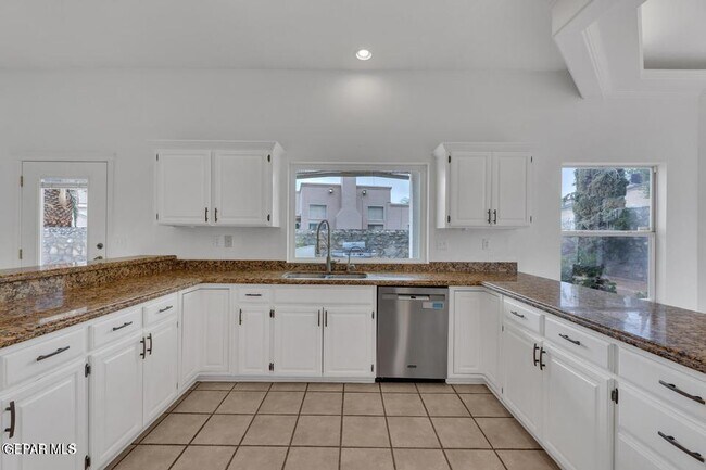 Building Photo - 1121 Regal Ridge Dr