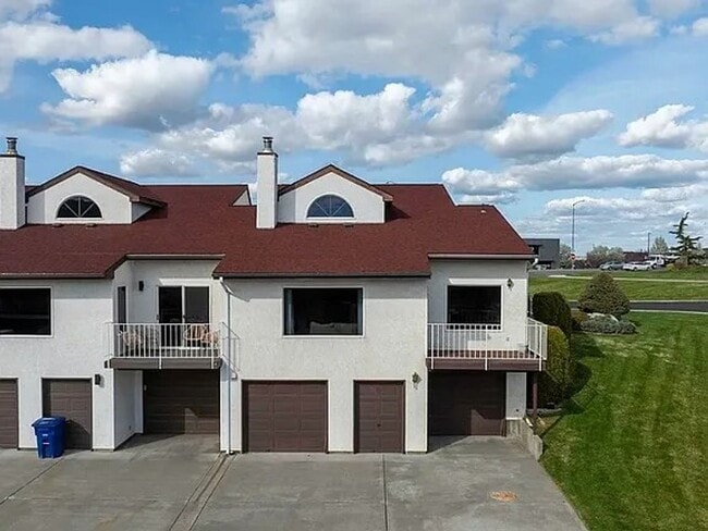 Building Photo - Stylish Meadow Springs Home Steps from the...