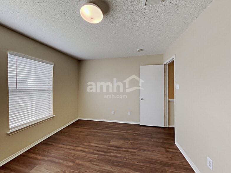 Building Photo - 11011 Victors Hl