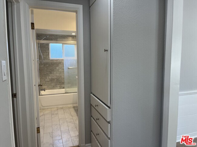 Building Photo - 15227 Valleyheart Dr