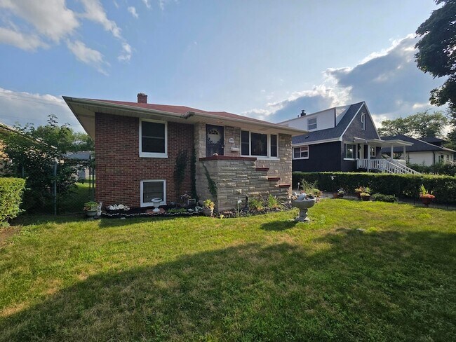 Building Photo - 535 E 43rd Ave