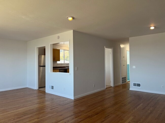 Building Photo - Daly City Home 4Bed 3 Ba