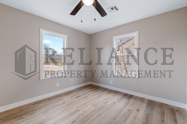 Building Photo - 1631 S Fern St