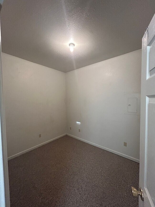 Building Photo - 1128 E 2nd St