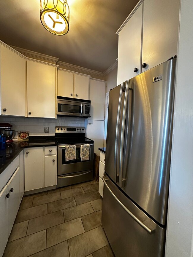 Building Photo - Spacious Back Bay 1 Bed w/ Common Outdoor ...