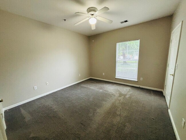 Building Photo - 211 S Knollwood Dr