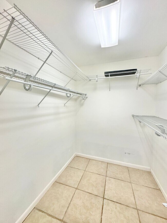 Building Photo - ** KINGS LAKE ** 2 BED / 2 BATH - CONDO - ...
