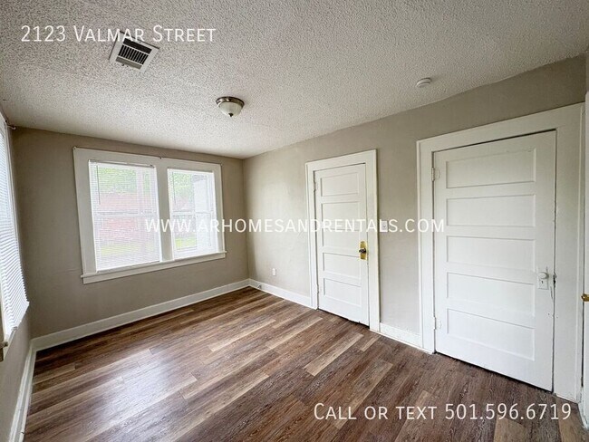 Building Photo - 2123 Valmar St