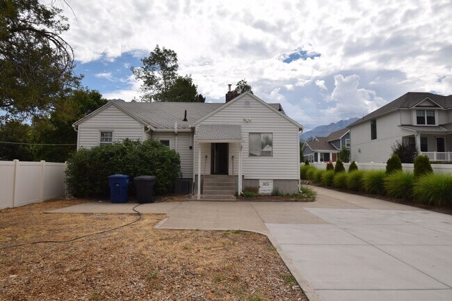 Building Photo - 5806 Highland Dr