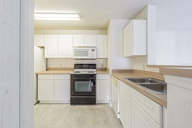 Building Photo - 18001 Richmond Pl Dr