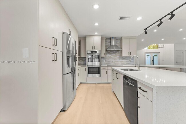 Building Photo - 16859 Crestview Ln