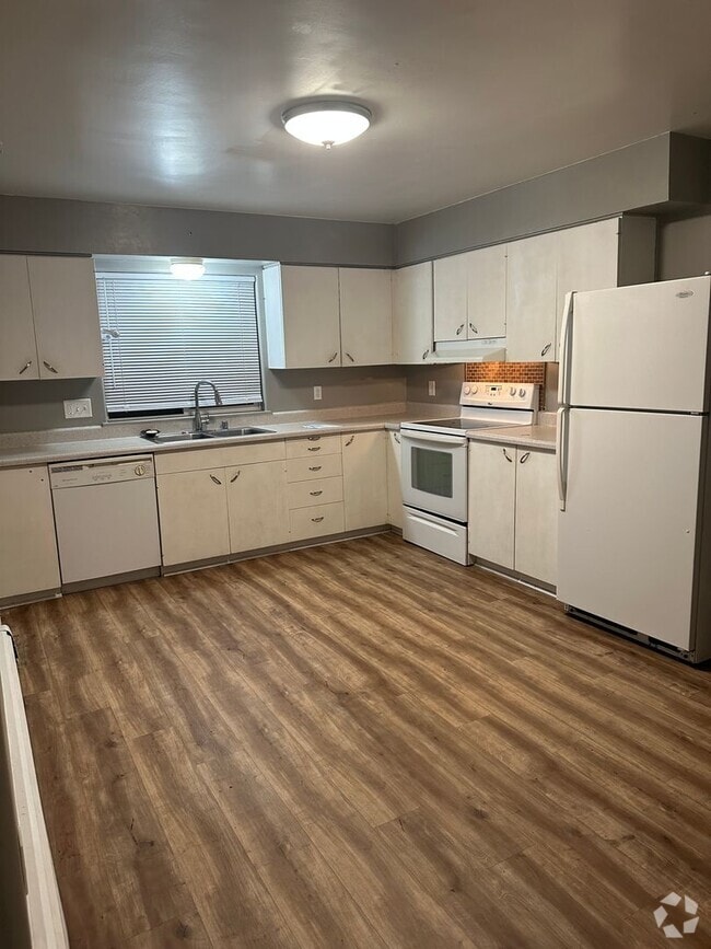 Building Photo - 3 Bed/1 Bath - Heat included!
