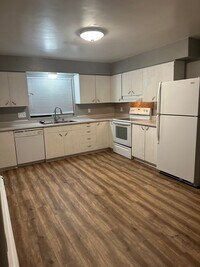 Building Photo - 3 Bed/1 Bath - Heat included!