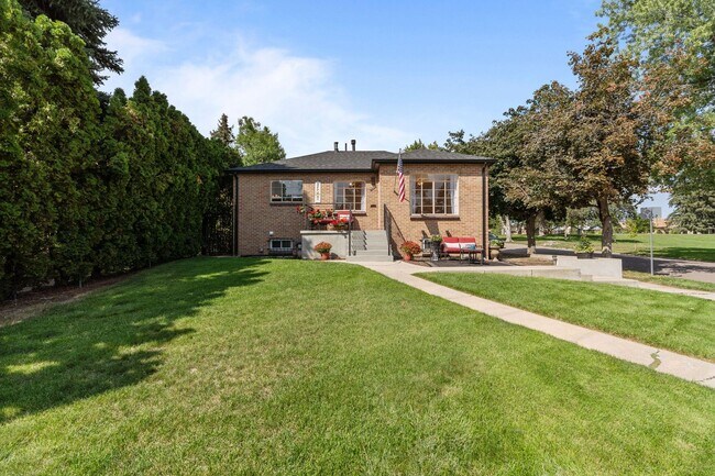 Building Photo - Stunning 4 Bed 2 Bath Home across the Stre...