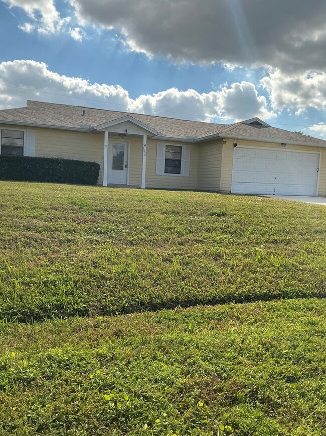 Building Photo - MOVE IN SPECIAL $250  OFF!  Pet friendly Pool home. 3 bdrm/2 bath/ 2 car garage