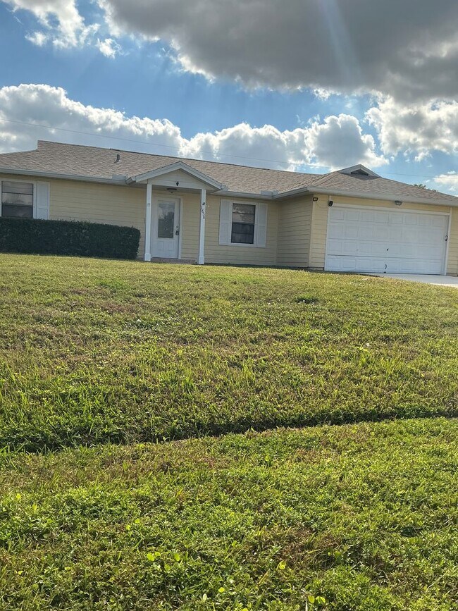 Building Photo - MOVE IN SPECIAL $250  OFF!  Pet friendly Pool home. 3 bdrm/2 bath/ 2 car garage