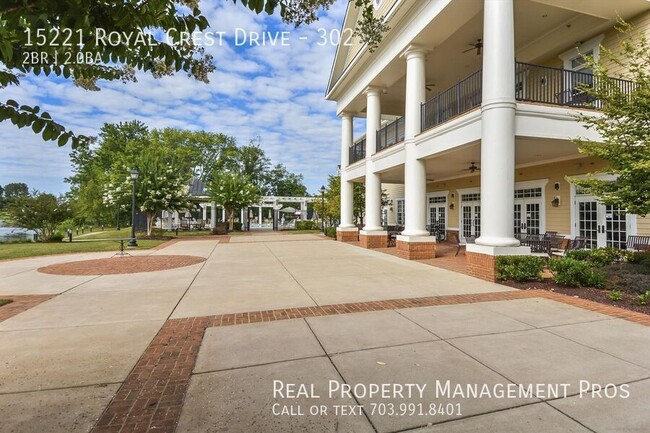 Building Photo - 15221 Royal Crest Dr