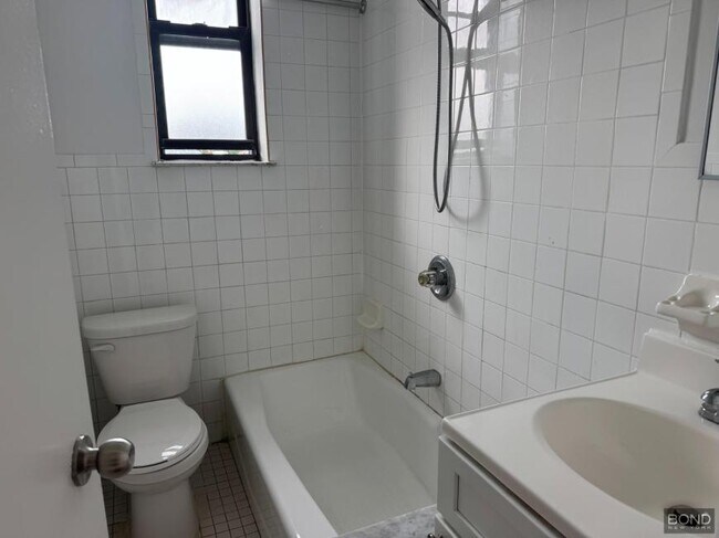 Building Photo - 1 bedroom in Queens NY 11106