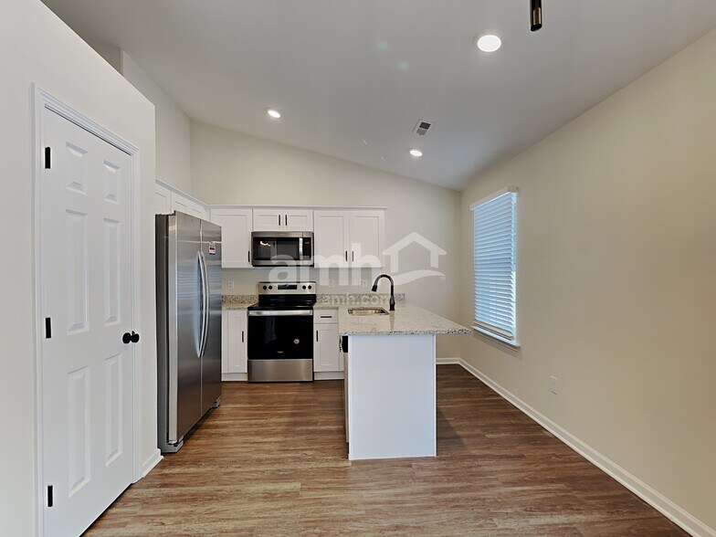 Building Photo - 651 Grover Dr