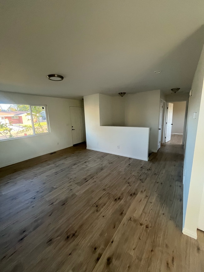 Building Photo - Roy Twinhome