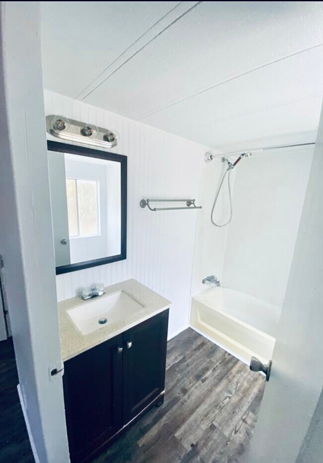 Building Photo - 933 S Pine Lake Rd