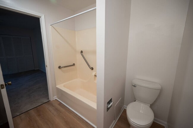 Building Photo - Beautifully Updated 2-Bedroom Condo in Fiv...