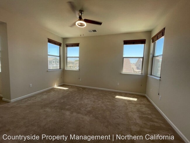 Building Photo - 4 br, 2.5 bath House - 3212 Vintage Drive